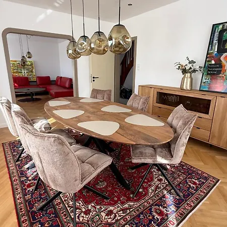 Kristel Villa *
